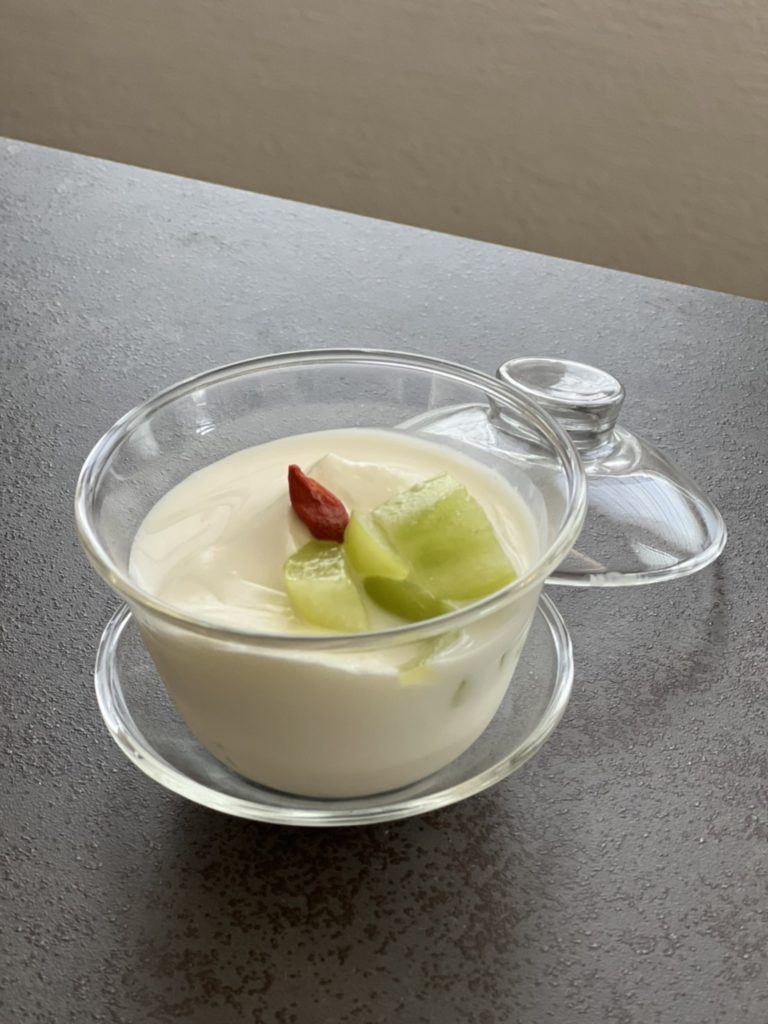 杏仁豆腐。中国発祥のテデザート。シロップがかかってるのがほとんどなのですが、こちらは杏仁茶をかけて召し上がって頂きます。